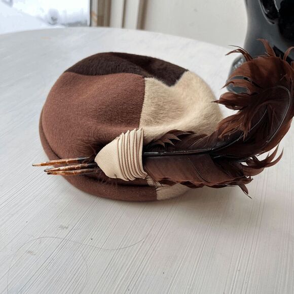 1950s Feathered Wool Pillbox Hat | Brown & Cream | “Winner” Equestrian Tag 22.5” - Picture 4 of 12
